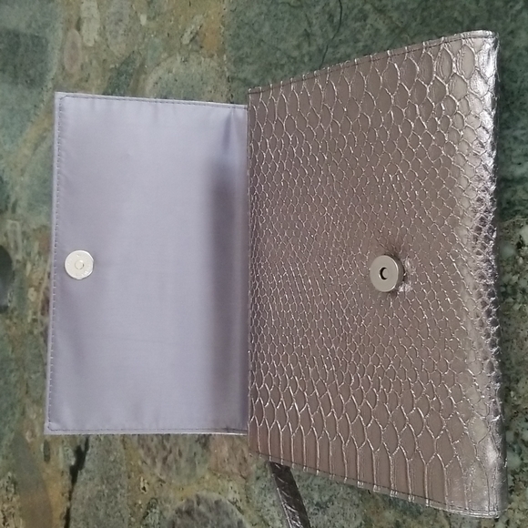 Silver Snakeskin Pattern Event Purse - Picture 6 of 10